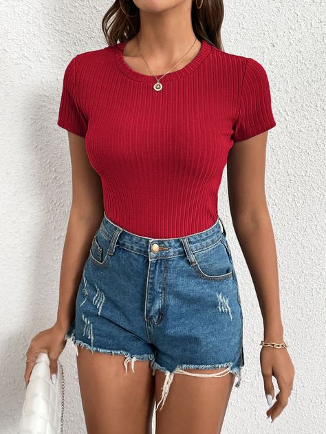 Red Clothes Casual, Red Tshirt Outfit Women, Short Sleeve Blouse Outfit, Hot Pink Shirt Outfit, Red Shirt Outfits, Top Rojo, Pink Top Outfit, Pink Shirt Outfit, Hot Pink Tee