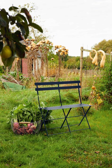 Bistro Design, Bistro Chairs Outdoor, Metal Bistro Chairs, Round Folding Table, Folding Bench, French Aesthetic, Folding Seat, Small Lamp, Bistro Chairs