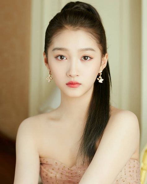 Guan Xiaotong (@guanxiaotong917_) • Instagram photos and videos Guan Xiaotong, Chinese Art Girl, Korean Actresses, Chinese Actress, How To Draw Hair, Asian Actors, Beauty Women, Asian Beauty, Black Hair