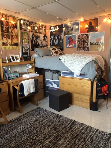 Dorm Layout, College Bedroom Decor, Dorm Room Layouts, College Dorm Room Inspiration, Rock Room, Dream Dorm Room, Dorm Room Posters, Cozy Dorm Room, Freshman Dorm