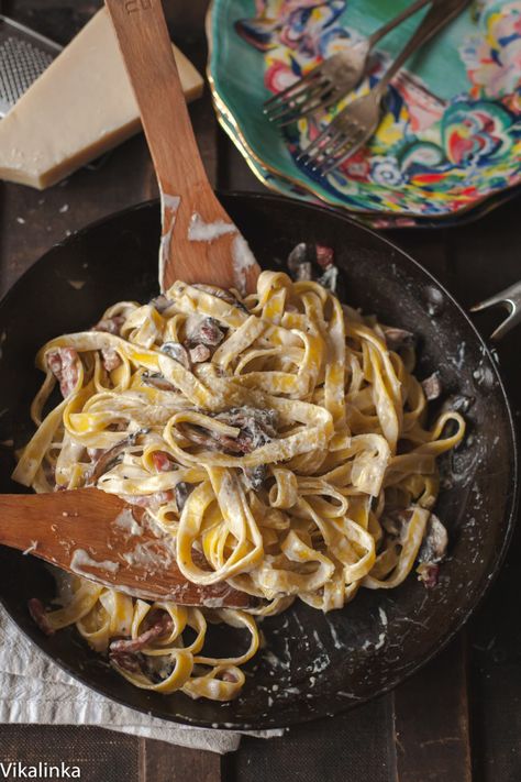 This creamy pasta with bacon and portobello mushrooms is the ultimate date night treat! Quick and absolutely delicious! Creamy Pasta With Bacon, Truffle Oil Recipes, Pasta With Bacon, Fettuccine Recipes, Tagliatelle Pasta, Truffle Pasta, Truffle Recipe, Truffle Oil, Tasty Pasta