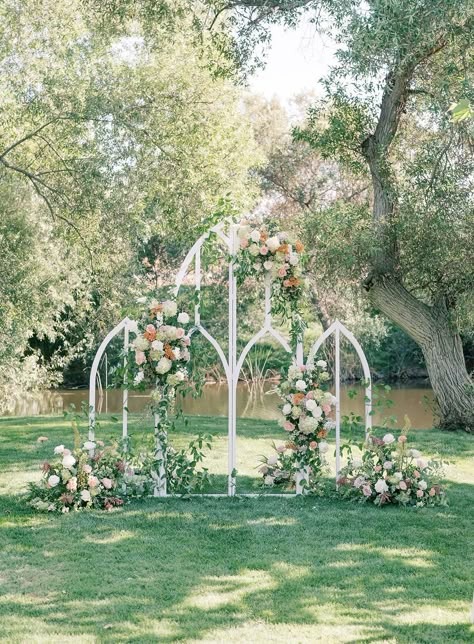 Looking for structural wedding ceremony design? Look no further than this dreamy vineyard wedding in California! Wedding Backdrop Outdoor, Wedding Ceremony Design, Wedding In California, Wedding Planning Decor, Ceremony Design, Wedding Ceremony Backdrop, Indoor Ceremony, Ceremony Wedding, Ceremony Backdrop