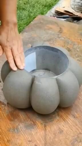 Cement Pots Diy, Cement Flower Pots, Diy Concrete Planters, نباتات منزلية, Cement Diy, Concrete Diy Projects, Cement Art, Australian Landscape, Garden Crafts Diy