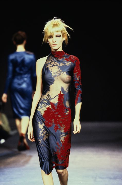 Martine Sitbon Fall 1997 Ready-to-Wear Fashion Show Collection: See the complete Martine Sitbon Fall 1997 Ready-to-Wear collection. Martine Sitbon, Fashion Images, Vintage Looks, Runway Fashion, Fashion Models, Vintage Dresses, Designer Dresses, Fashion Show, Ready To Wear