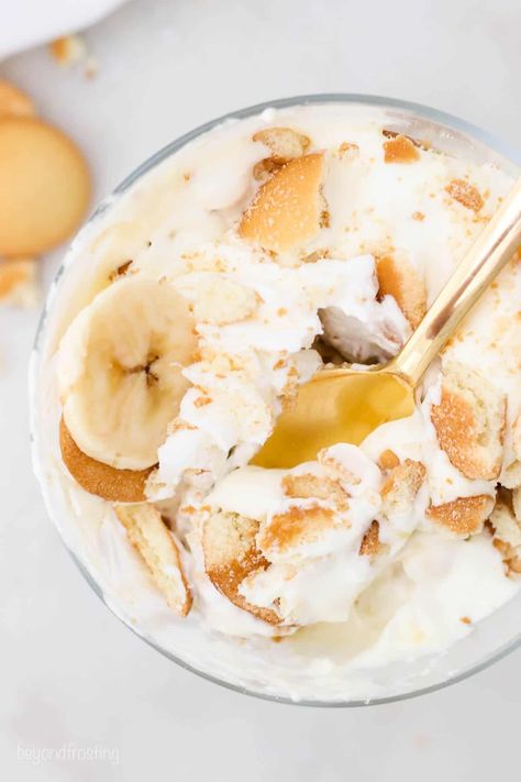 This Magnolia Bakery Banana Pudding recipe is the real deal! An easy recipe made with fluffy mousse layered with bananas and Nilla Wafers. Banana Cream Pie Cake, Magnolia Bakery Banana Pudding Recipe, Pudding Popsicles, Chocolate Banana Pudding, Beyond Frosting, Low Calorie Ice Cream, Magnolia Bakery Banana Pudding, Banana Pudding Recipe, Brunch Desserts