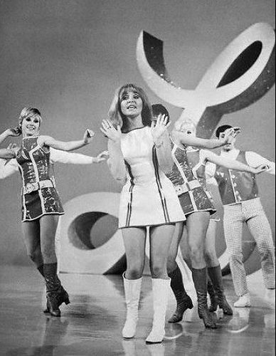 Luv Lulu in her mini and mod boots To Sir With Love, Rock And Roll Girl, Jean Shrimpton, 1960s Music, Swinging London, 60s 70s Fashion, Swinging Sixties, Sharon Tate, Sixties Fashion