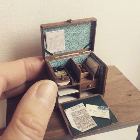 cinen mini Handmade Italian Miniatures Stationary Box, Vitrine Miniature, Mini Craft, Miniature Rooms, Miniature Diy, Miniatures Tutorials, Miniature Crafts, Miniature Houses, Miniature Books