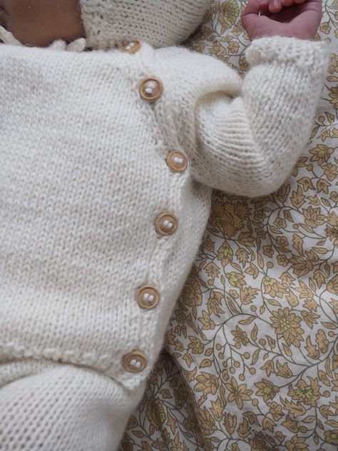 Ravelry: Ellen's Coming Home Set by PetiteKnit Stickbeskrivning Barn, Cardigan Til Baby, Baby Bear Onesie, Kids Knitting, Heirloom Blanket, Baby Barn, Knit Baby Romper, Kids Knitting Patterns, Knitted Baby Cardigan