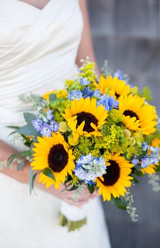 Sunflower bouquet Yellow Wedding Ideas, Wedding Sunflowers, Cheap Wedding Ideas, Wedding Flowers Gypsophila, Elegant Rustic Wedding, Inexpensive Wedding Flowers, Sunflower Wedding Decorations, Burlap Mason Jars, Flowers Sunflowers