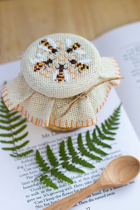 Cross Stitch Flower, Flowers Cross Stitch, Bee Embroidery, Nature Cross Stitch, Cross Stitch Finishing, Cross Stitch Bookmarks, Bee Crafts, Crochet Cross, Cross Stitch Animals