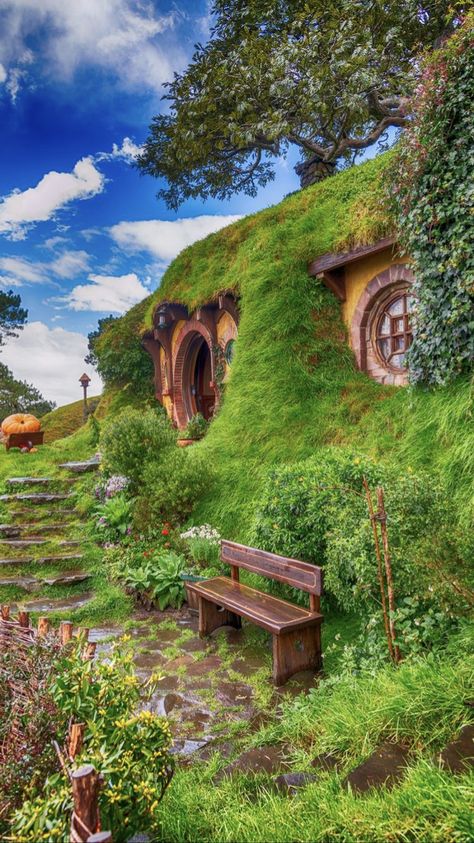 Hobbiton New Zealand, Hobbit Houses, Creative Landscaping, Fantasy Cottage, New Zealand Itinerary, New Zealand Travel Guide, Earthship Home, Relaxing Beach, Earth Sheltered