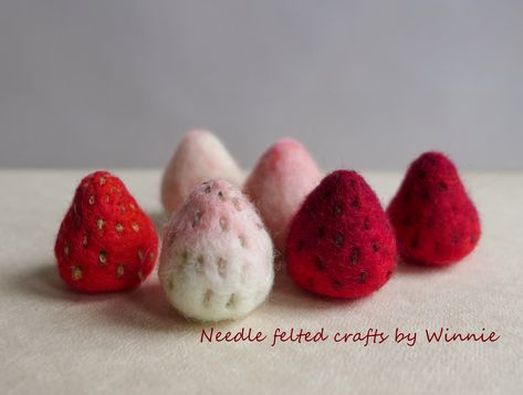 Strawberry Needle Felting, Needle Felt Strawberry, Needle Felted Fruit, Needle Felted Strawberry, Felted Strawberry, Felted Food, Strawberry Crafts, August Crafts, Mobiles For Kids