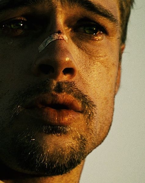 Detective David Mills, Se7en (David Fincher, 1996).  Le rôle du Détective Mills, incarné par Brad Pitt, aurait initialement dû revenir à Denzel Washington, qui a décliné la proposition. Se7en 1995, Seven Movie, David Fincher, Photographie Portrait Inspiration, I Love Cinema, Great Films, 인물 사진, Brad Pitt, Movie Scenes