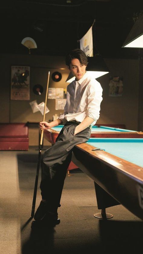 Billiard Photography, Pool Table Photoshoot, Pool Poses, Action Pose Reference, Male Pose Reference, Výtvarné Reference, Drawing Body Poses, 얼굴 그리기, Pool Ball