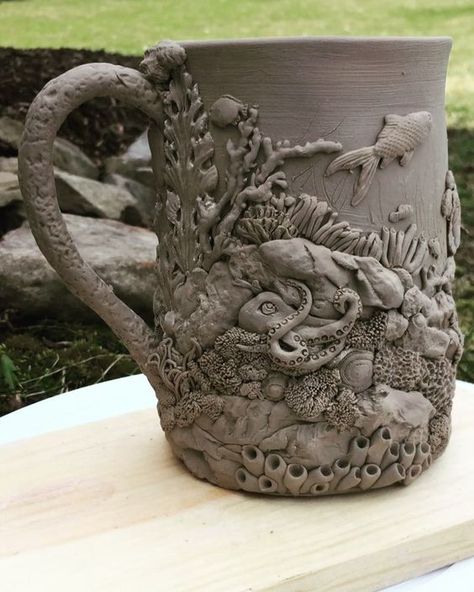 Coil Pottery, Ceramic Art Sculpture, Sculpture Art Clay, Ceramic Artwork, Clay Mugs, Pottery Crafts, Ceramics Pottery Art, Pottery Sculpture, Ceramics Projects