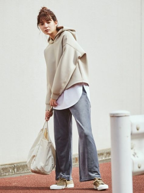 Uniqlo Lookbook, Uniqlo Men, Design Moodboard, Free Movement, Sweat Hoodie, Clothes Style, Japanese Outfits, Cool Hoodies, Look Chic