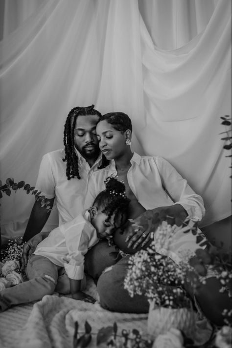 Modern Maternity Shoot Black Women, Afrocentric Maternity Shoot, Maternity Shoot Black Family, Interacial Maternity Photos, Maternity Shoot Black Women Family, Fall Maternity Photos Black Woman, Pregnancy Announcement Black Women, Black Family Photoshoot Outdoors, Poses For Pregnancy Pictures