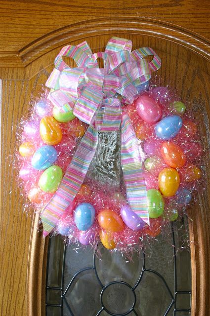 Easter Wreath Tutorial using plastic eggs and easter grass. Adorable and easy Fete Saint Patrick, Egg Wreath, Easter Wreath Diy, Easter Egg Wreath, Spring Projects, Plastic Eggs, Easter Projects, Wreath Tutorial, Easter Time