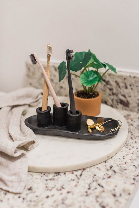 DIY Air-Dry Clay Toothbrush Holder - Dream Green DIY Cool Toothbrush Holder, Diy Clay Toothbrush Holder, Clay Toothbrush Holder, Ideas Con Ceramica, Air Dry Clay Creations, Diy Toothbrush Holder, Arcilla Ideas, Clay Gifts, Diy Keramik