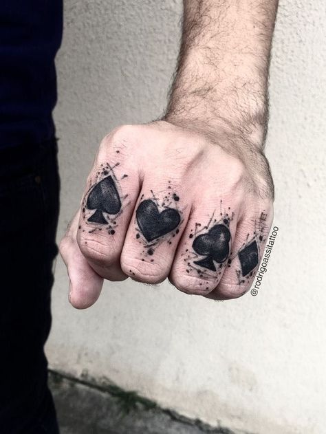 In a society captivated by grandiose ink masterpieces, small hand tattoos serve as a subtle yet impactful way to express your individuality. Tattooed Fingers, Men Finger Tattoos, Kitsune Tattoo, Tattoo Main, Poker Tattoo, Tato Tradisional, Horse Shoe Tattoo, Finger Tats, Knuckle Tattoos