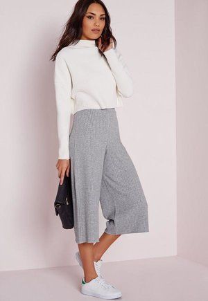 Mixed Outfits, Culotte Outfit, Grey Culottes, How To Wear Culottes, Culottes Outfit, Pantalon Large, Fashion Weeks, Outfit Goals, Women Pants Casual