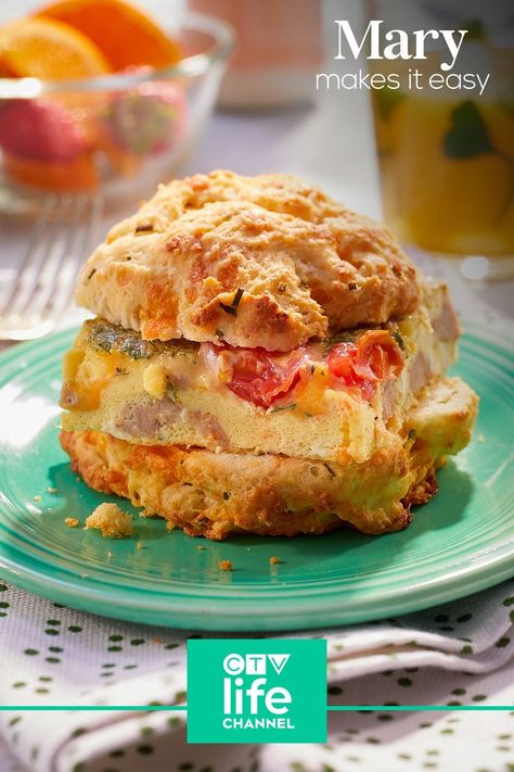 Mary Berg helps us impress our guests at our next brunch get-together with these oh-so-warm, flaky buttermilk biscuits with eggs, sausage and cheese. #MaryMakesItEasy Mary Makes It Easy, Breakfast Biscuit Recipe, Flaky Buttermilk Biscuits, Cheddar Biscuit, Biscuit Breakfast, Easy Breakfast Sandwich, Breakfast Sausage Links, Mary Berg, Biscuit Sandwich