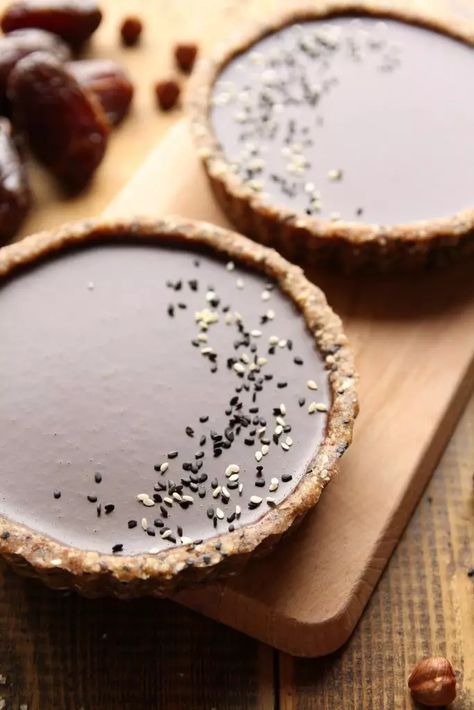 tahini infused chocolate black sesame tarts Infused Chocolate, Beetroot Cake, Patisserie Vegan, Tahini Recipe, Dessert Photography, Dessert For Two, Raw Desserts, Black Sesame, Baked Dessert Recipes