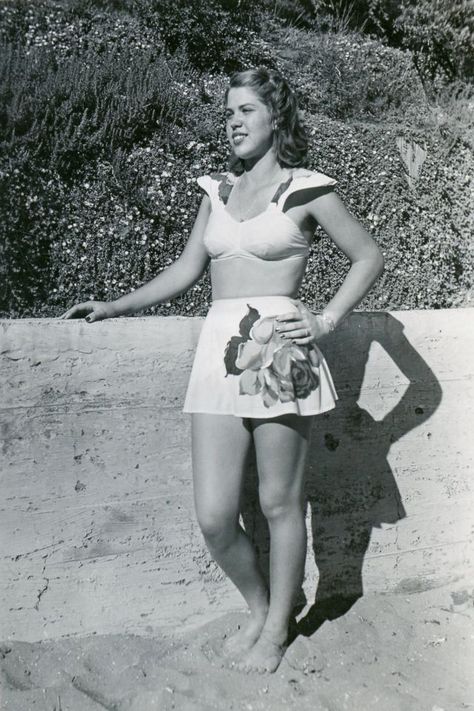 30 Found Photos Defined Swimsuit Styles of the 1940s ~ Vintage Everyday Swimsuit Poses, Swimsuit Styles, 1940s Photos, 1940s Woman, Found Photos, Back Photo, Vintage Everyday, Vintage Swimwear, Womens Bathing Suits