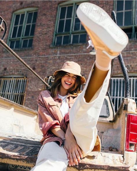 Bucket Hat Outfits, Bucket Hat Outfit, Bucket Hat Fashion, Vogue Editorial, Look Retro, Photographie Inspo, Foto Poses, Foto Casual, Easy Style