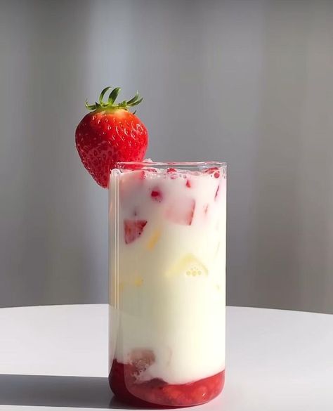 Jus Strawberry Aesthetic, Shots Alcohol Recipes, Frosty Recipe, Brandy Cocktails, Strawberry Aesthetic, Strawberry Drinks, Good Morning Breakfast, Foreign Food, Infused Water Recipes