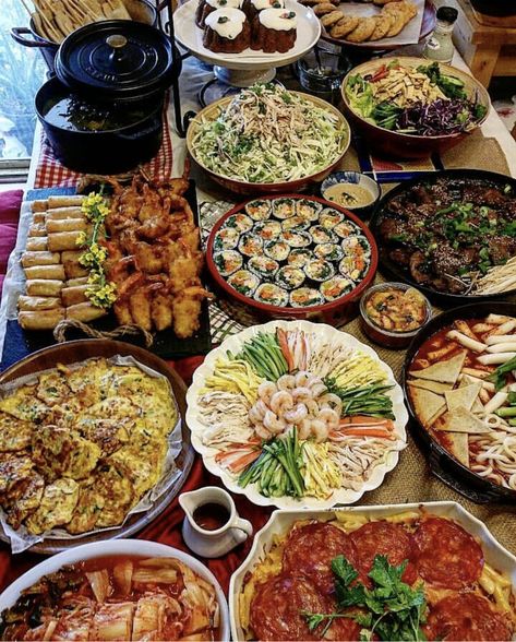 Korean Food Table Set Up, Korean Food Buffet, Korean Food Wedding, Traditional Korean Wedding Food, Korean Dinner Table, 1997 Birthday, Korean Buffet, K Food, Party Food Platters