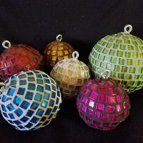 Mosaic ornaments. JDeVore Creations Mosaic Art Ideas, Mosaic Spheres, Mosaic Ornaments, Indian Christmas, Diy Mosaic Art, Mosaic Art Supplies, Mosaic Christmas, Christmas Mosaics, Mosaic Vase