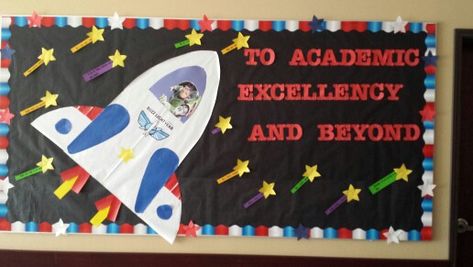 Buzz lightyear/ toy story bulletin board Toy Story Bulletin Board, Motivation Bulletin Board, Disney Classroom Door, Toy Story Crafts, Kindergarten Bulletin Boards, Disney Themed Classroom, Ra Themes, Space Classroom, Classroom Planning