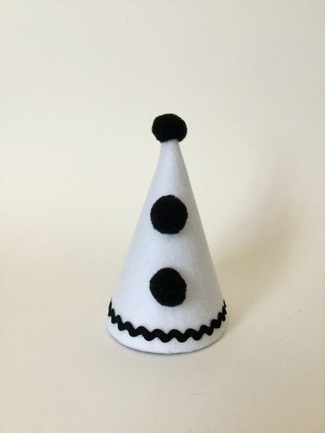 Pierrot Clown Hat Diy, Black And White Clown Costume Diy, Diy Clown Accessories, Clown Black And White Makeup, Pierrot Clown Costume Diy, Emo Clown Outfit, Clown Accessories Diy, Clown Hat Diy, Diy Clown Collar