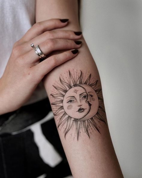 50 Meaningful and Beautiful Sun and Moon Tattoos - KickAss Things Sun And Moon Tattoos, Tattoo Sonne, Butterfly Tattoos Images, Maching Tattoos, Moon Sun Tattoo, Sun And Moon Tattoo, Sun Tattoo Designs, Moon Tattoos, Anklet Tattoos