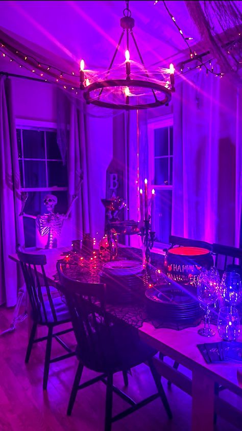 Purple Halloween Party Decorations, Halloween Party Decor Indoor, Halloween Party Aesthetic Grunge, Euphoria Decor, Halloween Night Aesthetic, Purple Halloween Party, Beetlejuice House, Aesthetic Halloween Decor, Creepy Halloween Party