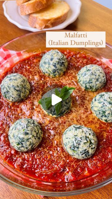 Spinach And Ricotta Balls Recipes, Italian Dishes Vegetarian, Basil Leaves Recipe, Continental Dishes Recipes, Ricotta Balls Recipe, Italian Dumplings, Spinach Dumplings, Cheese Dumplings, Spinach Balls