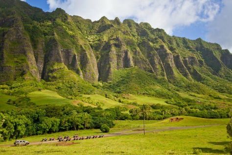 Surrounded by towering mountains on three sides, it’s easy to see why Ka’a’awa Valley was used as a filming location for Jurassic Park. Jurassic World Movie, New Jurassic World, Jurassic Park Film, Kualoa Ranch, Movie Sites, Mystical Places, World Movies, Atv Tour, Off Roading