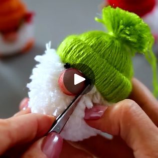 Yarn Gnomes, Christmas Floral Arrangements Diy, Christmas Pom Pom Crafts, Sock Snowman Craft, Metdaan Diy, Chunky Crochet Blanket Pattern, Candy Cane Crafts, How To Make A Pom Pom, Gnomes Diy