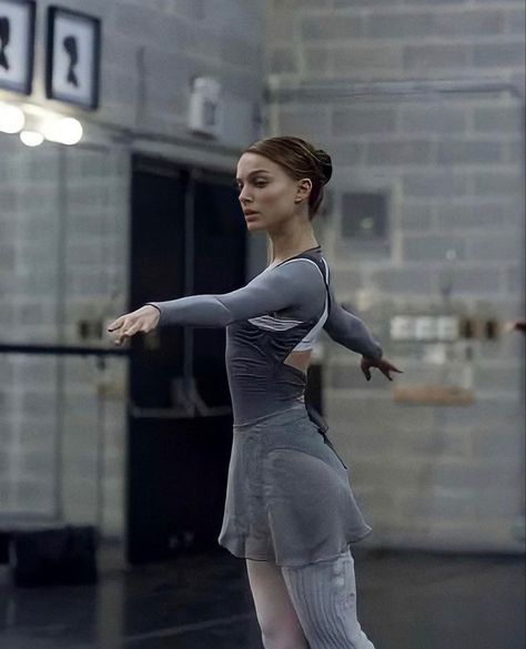 Nina Black Swan Outfits, Nina Sayers Outfit, Black Swan Aesthetic, Balletcore Outfits, Nina Sayers, Black Swan Movie, Swan Aesthetic, Black Swan 2010, Ballerina Outfit