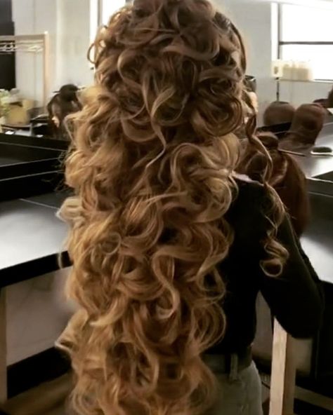 Hairstyles #hairstylist #curls #long #longhair #women #womenhair #beauties Big Thick Curls, Hair Claim, Pastel Orange Hair, Hair Claims, Big Curls For Long Hair, Mocha Hair, Curled Hair, Extremely Long Hair, Instagram Hairstyles