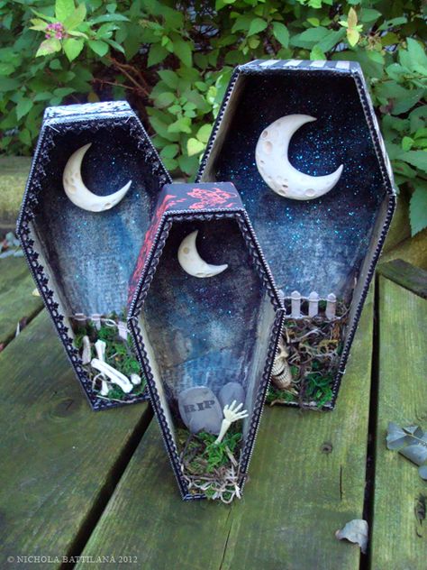 Coffin Moon Shrines - PAPER CRAFTS, SCRAPBOOKING & ATCs (ARTIST TRADING CARDS) Globos Halloween, Porta Halloween, Spooky Moon, Halloween Shadow Box, Halloween Coffin, Adornos Halloween, Halloween Inspiration, Gothic Decor, Halloween Props