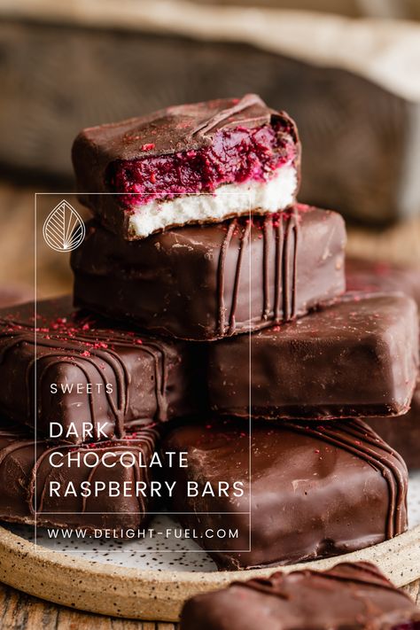 Raspberry Squares, Holiday Recipies, Dark Chocolate Raspberry, Raspberry Bars, Norwegian Food, Delicious Deserts, Fig Recipes, Homemade Candy, Mini Bites