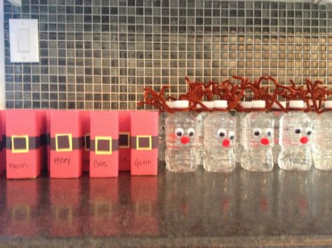 Santa juice boxes and his reindeer water bottles. Christmas Juice Boxes For Kids, Juice Box Christmas Ideas Kids, Christmas Juice Box Ideas, Christmas Breakfast Drinks, Christmas Ideas Kids, Christmas Juice, Kindergarten Christmas Party, Preschool Christmas Party, Party Juice