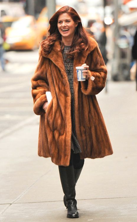 Debra Messing | #DebraMessing #WarmAutumn #AutumnSpring #celebrity Shaggy Fur Coat, Cropped Fur Jacket, Fur Coat Outfit, Debra Messing, Warm Dress, Black Fur Coat, Tan Coat, Fur Hoodie, Beige Coat