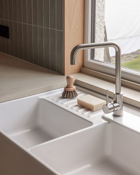 Details at Essex Drive. An excellent combination: @villeroyboch’s three-bowl butler sink and @dowsingandreynolds Kintampo tap. ph. @richardgaston Butlers Sink Kitchen, Butlers Sink, Butler Sink Kitchen, Houses In Japan, Sink Decor, Butler Sink, Window Sill, Kitchen Interior, Kitchen Sink