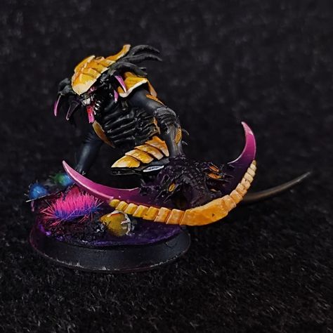 Tyranid warrior, inspired by the predator Tyranid Warrior, Warhammer 40k Necrons, 40k Warhammer, The Predator, Paint Schemes, Warhammer 40k, Brooks Sneaker, Aliens, Miniatures