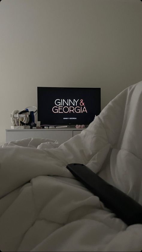 Ginny Georgia Aesthetic, Aesthetic Ginny And Georgia, Netflix Ginny And Georgia, Watching Series Aesthetic, Ginny Miller Aesthetic, Georgia Miller Aesthetic, Ginny And Georgia Aesthetic, Ginny And Georgia Outfits, Watching Tv Aesthetic