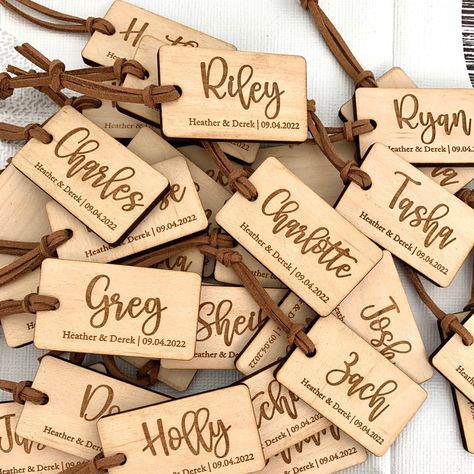 Key chains for your guests. Personalize them with their names for a perfect wedding gift. Laser Engraved Gifts Wedding Favors, Wood Souvenir Ideas, Guest Favors Wedding, Engraver Ideas, Laser Engraved Wedding, Laser Crafts, Gift For Guests, Guest Favors, Cnc Ideas