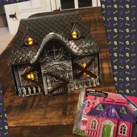 Dollhouse Transformation, Upcycle Halloween, Dollhouse Redo, Halloween Diy Crafts Decoration, Diy Halloween Village, Halloween Haunted House Diy, Dollar Store Halloween Diy, Haunted Village, Holiday House Decor